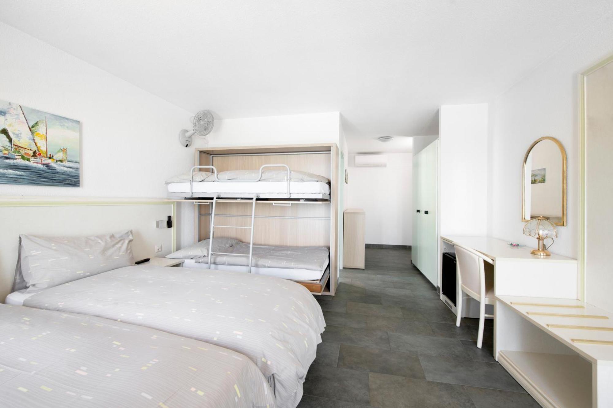 Hotel Du Port Вилньов Екстериор снимка