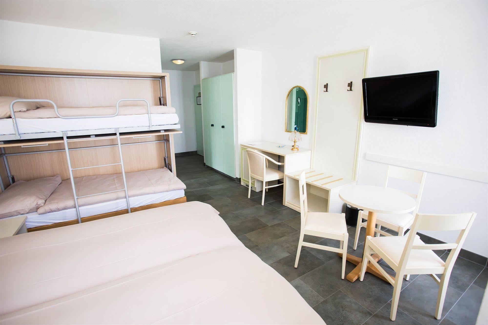 Hotel Du Port Вилньов Екстериор снимка