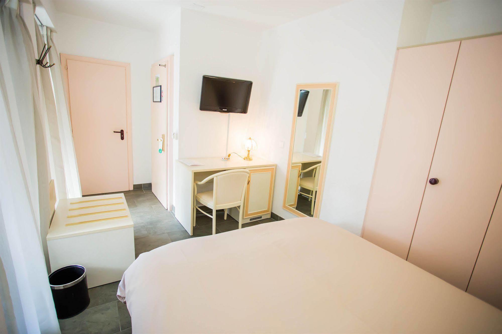 Hotel Du Port Вилньов Екстериор снимка