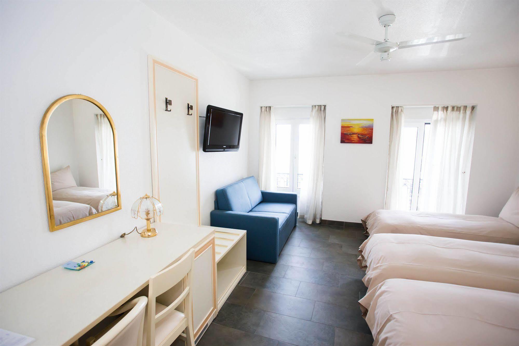 Hotel Du Port Вилньов Екстериор снимка